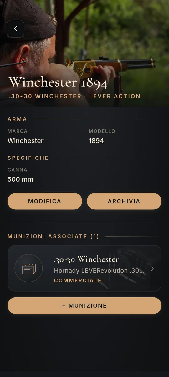La vetrina di un fucile: Winchester 1894 in .30-30 con specifiche e munizioni associate.
